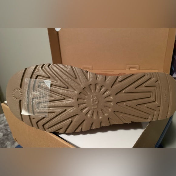 BNWT UGG size 7US W Estera boot in chestnut - Picture 3 of 4